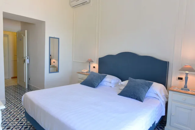 غرفة بانورامية بسرير مزدوج بإطلالة على البحر بشرفة، Garden Riviera 3/9