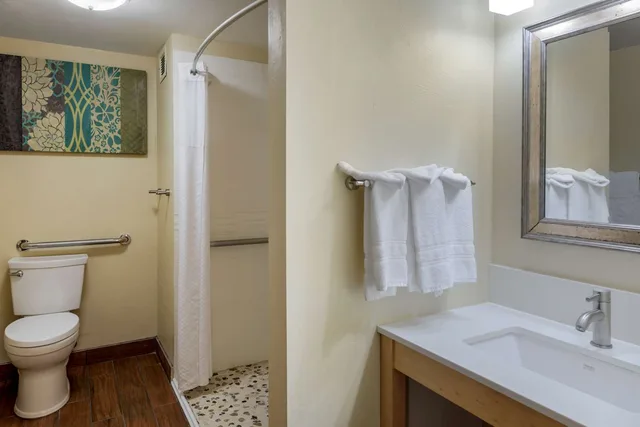 جناح بسرير كينج مع أريكة لذوي الإعاقة، Best Western Plus South Coast Inn 6/8