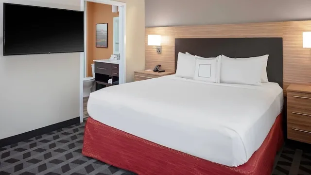 جناح بسرير كينج بغرفة نوم واحدة مع أريكة لذوي الإعاقة، TownePlace Suites by Marriott Houston Baytown 2/3