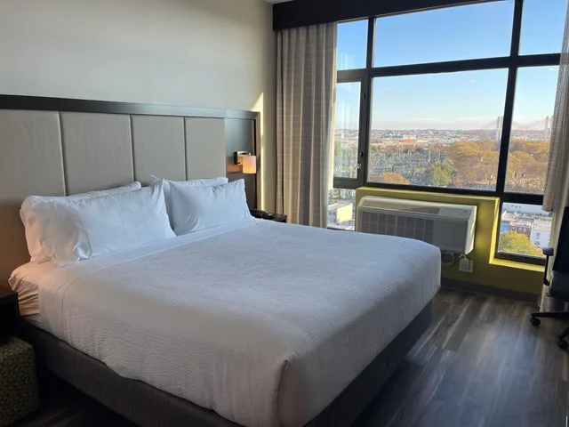 Room, Quadruple, with View, Holiday Inn Express Long Island City E New York, an IHG Hotel 2/3