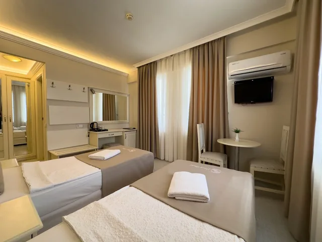 غرفة ثلاثية بسريرين منفصلين بإطلالة جزئية على البحر، Savk Hotel Alanya 8/10