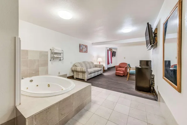جناح بسرير كينج، Econo Lodge Truman Inn 4/6