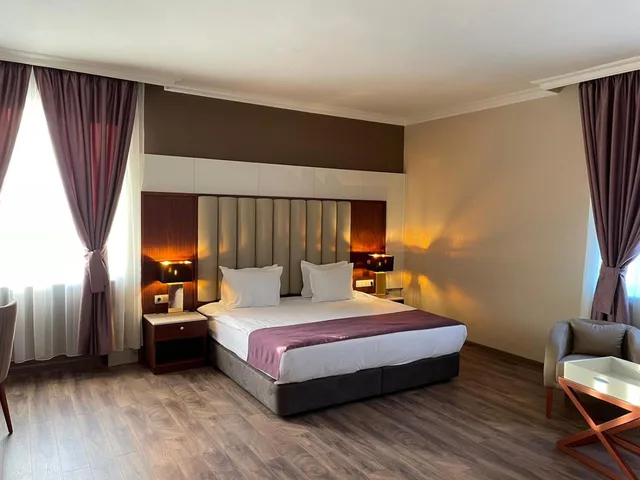 غرفة بريميوم بسرير مزدوج، Ramada by Wyndham Plovdiv Trimontium 1/4