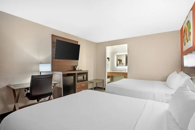 غرفة قياسية بسريرين كوين مع أريكة، Best Western Statesville Inn 2/9