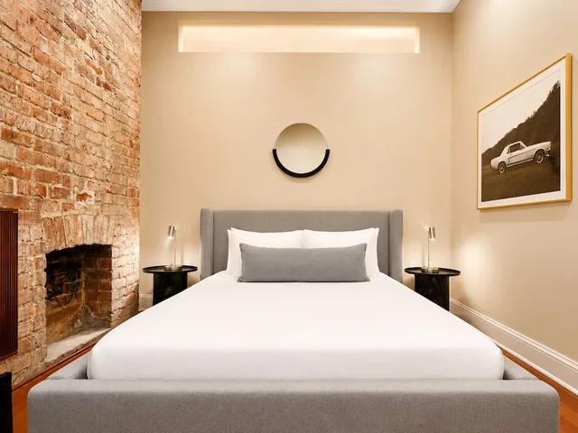 Adjoining, Apartment, 1 Queen and 2 King Beds, 3 Beds, 2 Sofa، Factors Row by Sextant 2/9