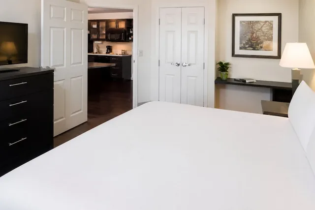 1 Bedroom, Suite, King Bed, Candlewood Suites Pearl 1/2