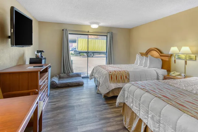 غرفة قياسية بسريرين كوين يُسمح فيها بالحيوانات الأليفة، SureStay Plus Hotel by Best Western Reno Airport 2/7