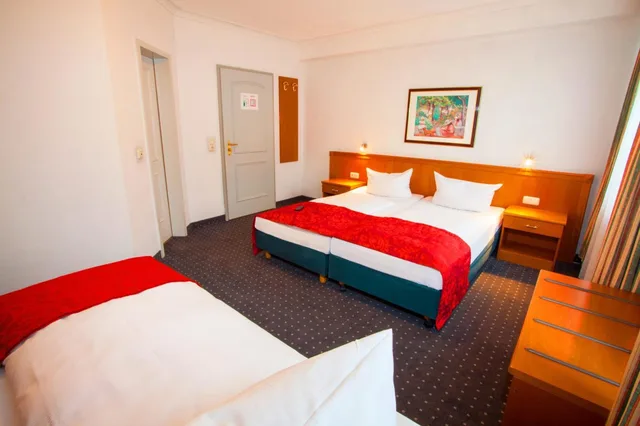 غرفة قياسية ثلاثية بسرير مزدوج وسرير فردي، Centro Hotel Royal 2/6