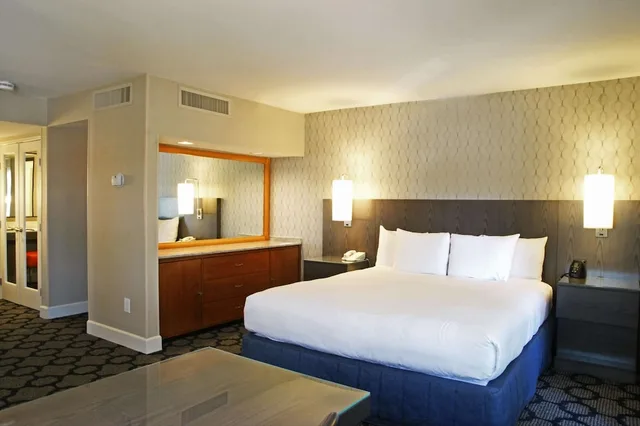 Room, King Bed, Pool View, Sofa, Alcove، Hilton Palm Springs 1/2
