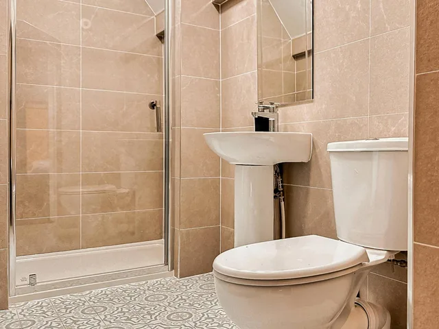 Mixed Dorm, Gallery, Private Bathroom، Gardiner House Hostel 2/2