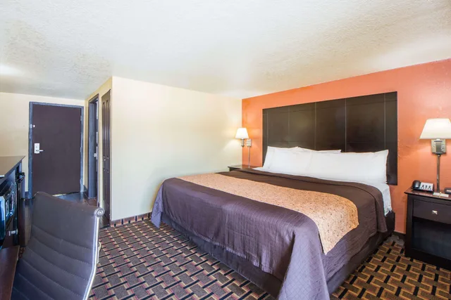غرفة قياسية بسرير كينج، Days Inn by Wyndham Joplin 3/10