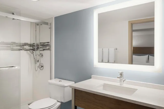 جناح استوديو بسرير كينج بغرفة نوم واحدة مع أريكة، EVEN Hotel Ann Arbor 2/5