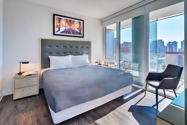 2 Bedrooms, Executive, Suite, Multiple Beds, City View, Corner، Level Chicago Old Town 2/3