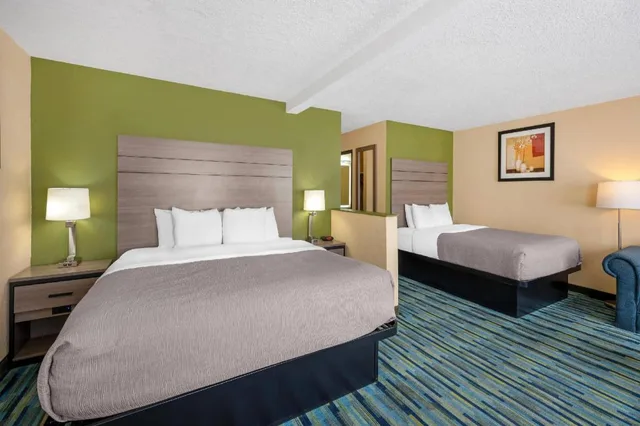 Upgrade, Efficiency, Suite, King and Queen Bed، Quality Inn Los Lunas, NM 5/8