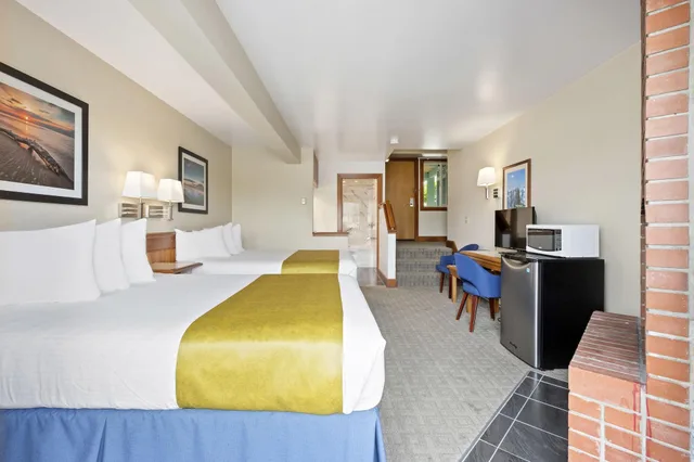 Room, 2 Queen Beds, Water View، Canadian Princess Lodge 1/3