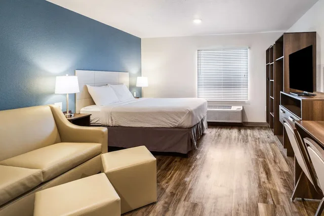 Room, Queen Bed, Sofa, Bathtub, Accessible, WoodSpring Suites Davenport Quad Cities 3/4