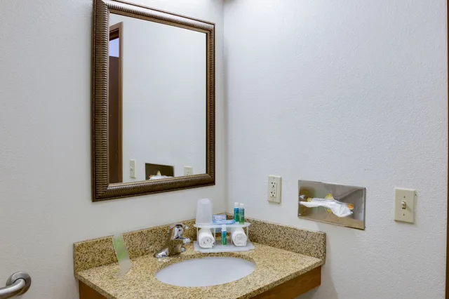 غرفة قياسية بسريرين كوين، Holiday Inn Express Hotel And Suites Mattoon 4/4