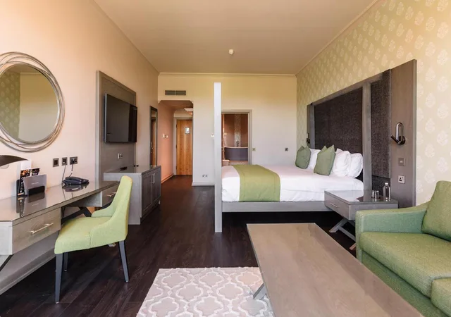 Executive, Balcony, The Vale & Golf Club 4/9