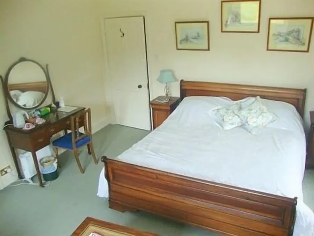 Yellow, Twin Beds، Burcombe Manor 2/2