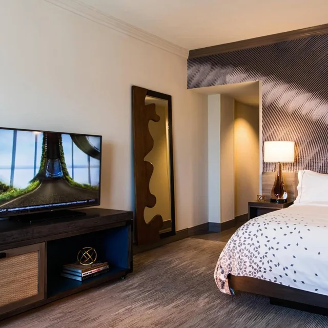 غرفة تنفيذية بسرير كينج في طابق مرتفع، Renaissance Waterford Oklahoma City Hotel 2/5