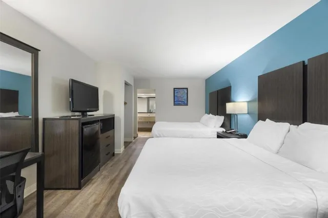 غرفة بسريرين كوين بحوض استحمام لذوي الإعاقة، Best Western Fairwinds Inn 1/5