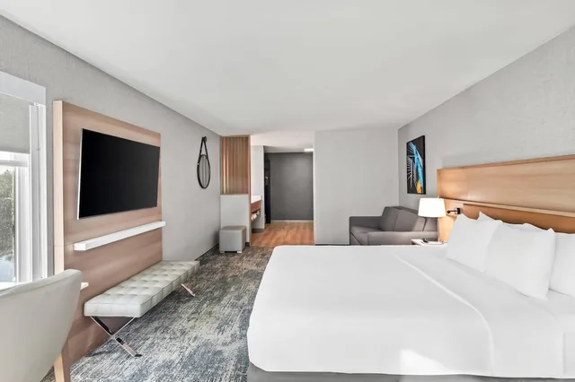 1 Bedroom, Suite, King Bed, Radisson Hotel Portland Airport 5/10