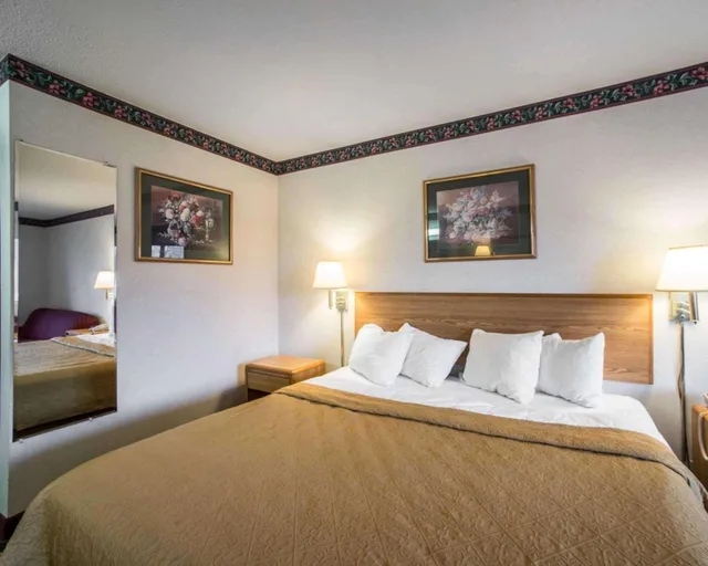 غرفة بسرير كينج، Quality Inn & Suites Caseyville - St. Louis 1/8