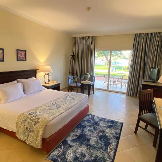 غرفة سوبيريور بسرير مزدوج أو سريرين منفصلين بإطلالة على البحر، Amwaj Oyoun Resort and Spa 1/5
