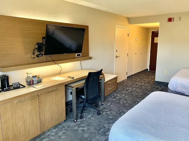 غرفة بسرير كينج، Courtyard By Marriott Harrisonburg 5/5
