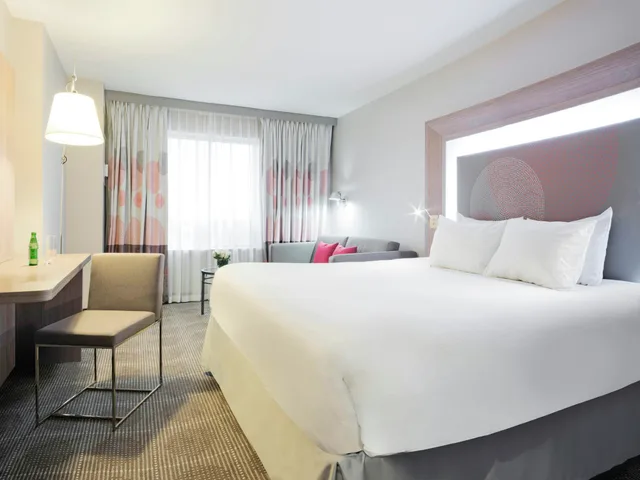 غرفة بسرير كينج مع أريكة، DoubleTree by Hilton Ottawa Downtown 1/1