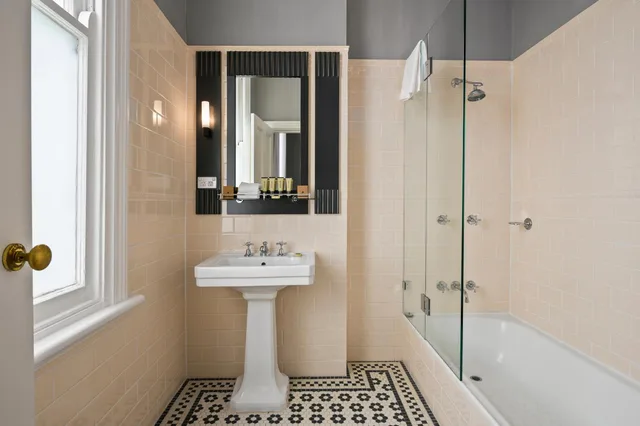 Deluxe, Valley View, Hydro Majestic 3/3