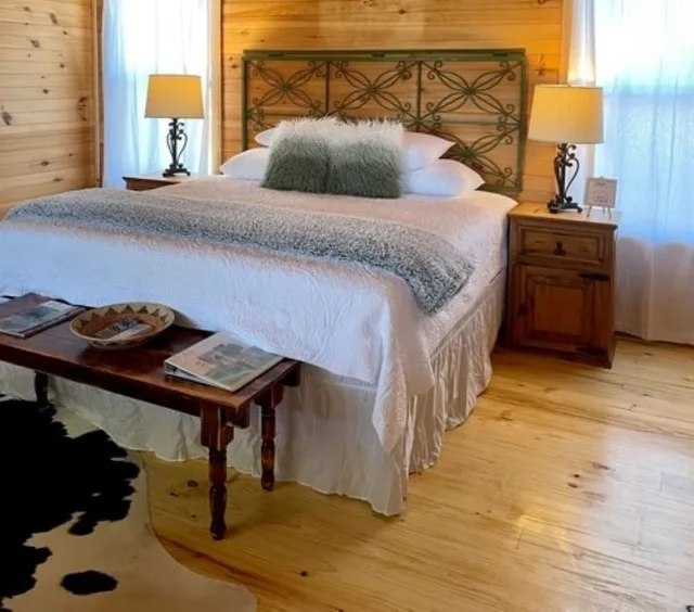 Luxury, Cabin, King Bed, Hill View, Hot Tub, City on a Hill at Spring Creek 2/7