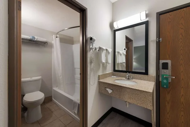 غرفة قياسية بسرير كينج، Quality Inn Merriam Kansas City 6/10