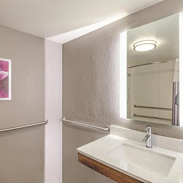 غرفة بسريرين مزدوجين بحوض استحمام لذوي الإعاقة، La Quinta Inn & Suites by Wyndham Austin Airport 5/5