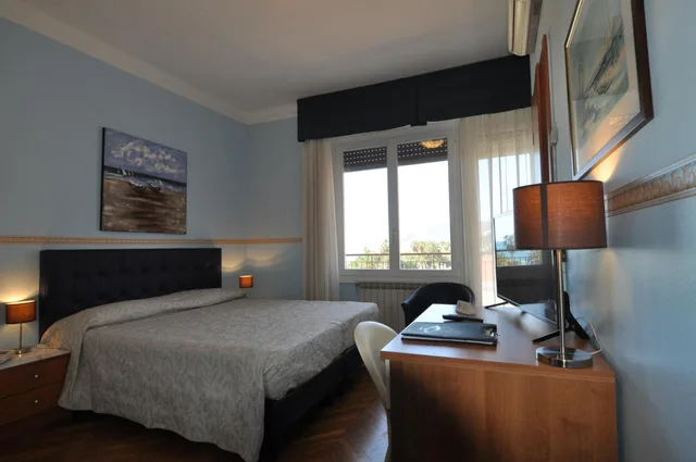 غرفة بسرير مزدوج أو سريرين منفصلين بإطلالة على البحر بشرفة، Hotel Sole Mare 7/10