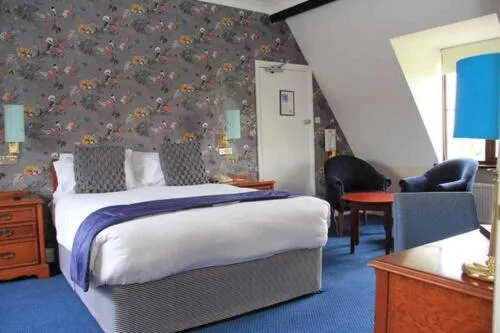 Family, Courtyard Area، Cricklade House Hotel, Sure Hotel Collection by Best Western 1/2