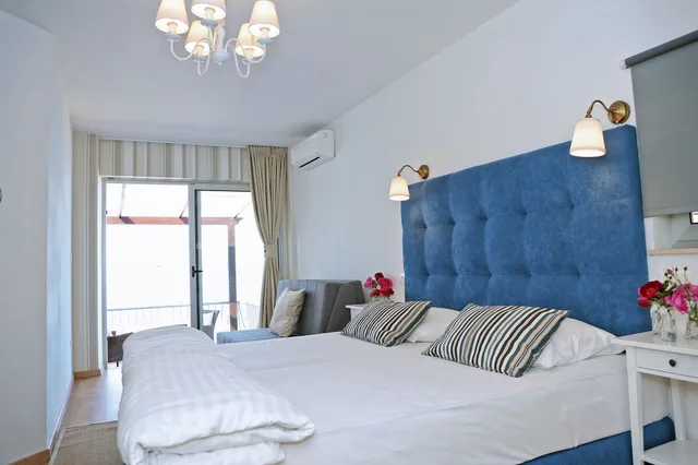 غرفة سوبيريور بسرير مزدوج أو سريرين منفصلين بإطلالة على البحر بشرفة، HOTEL DELFIN 1/8
