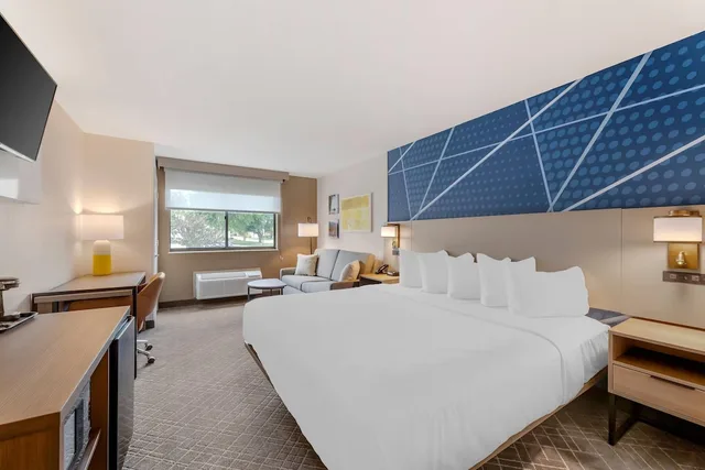 Standard, King Bed, River View, Sofa, Comfort Inn River's Edge 4/10
