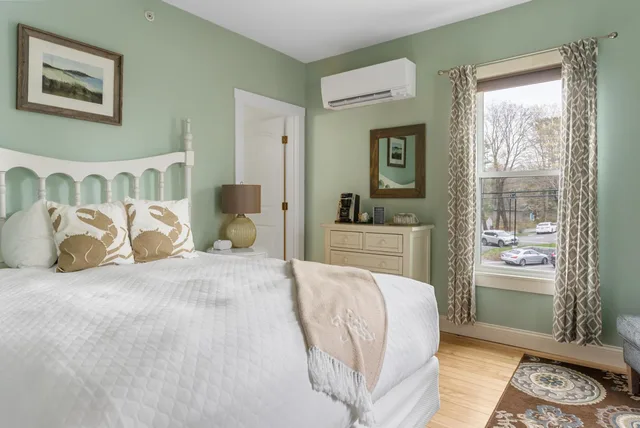 Queen Bed, Village View، Nonantum Resort 4/9