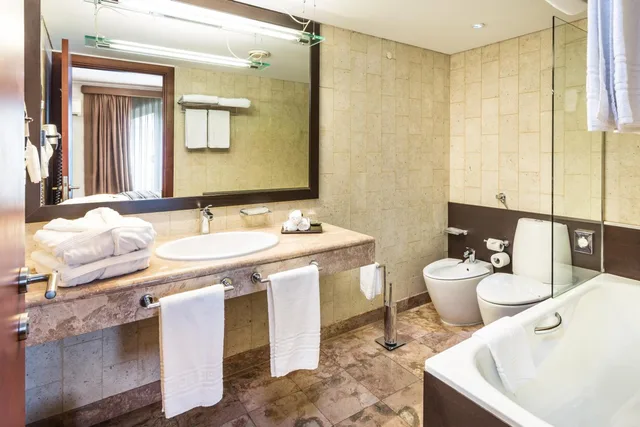 شقة بسريرين منفصلين وسرير كوين بغرفتي نوم مع أريكة، Legendary Lisboa Suites 6/7