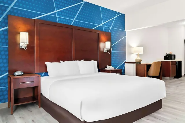 جناح بسرير كينج بحوض جاكوزي، Holiday Inn Express & Suites Southfield - Detroit 2/8
