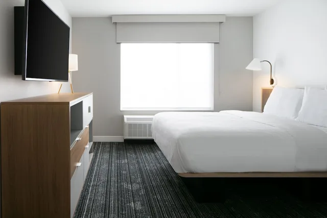 جناح بسرير كوين بغرفة نوم واحدة مع أريكة لذوي الإعاقة، TownePlace Suites Oconomowoc 1/5
