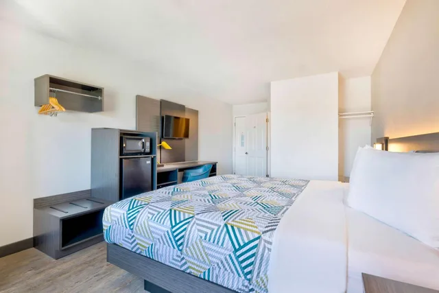1 King Bed - Mobil Access Tub Nsmk Micfridg, Motel6 Norman, OK 7/10