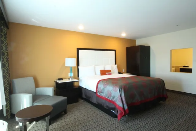 غرفة بزنس بسرير كينج، Ramada By Wyndham Culver City 3/4