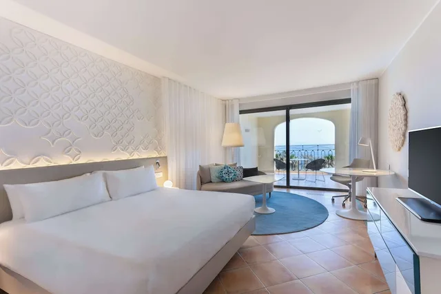 غرفة تنفيذية بسرير كينج بإطلالة على البحر بشرفة، HILTON MALTA 2/5