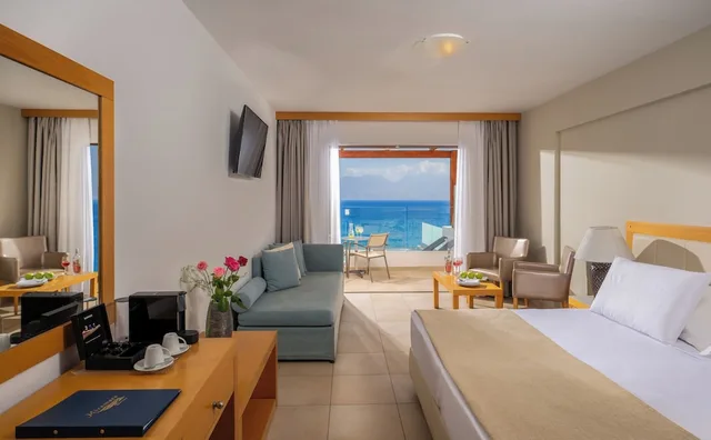 Frontal Deluxe with Private Pool - Sea View، Miramare Resort & Spa 1/2