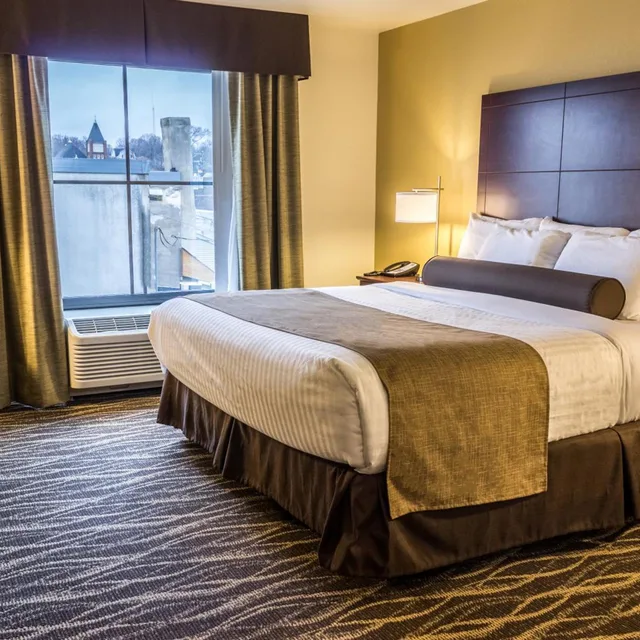 غرفة ديلوكس بسرير كينج، Cobblestone Hotel & Suites - Chippewa Falls 5/8