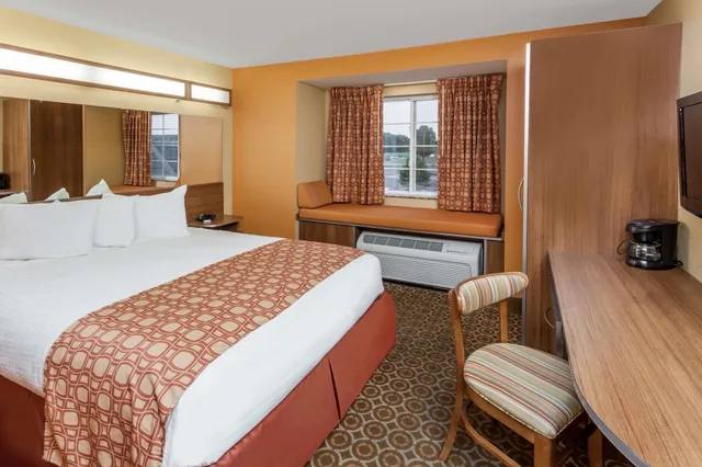 غرفة قياسية بسريرين كوين، Microtel Inn Suites by Wyndham South Bend at Notre Dame 3/6