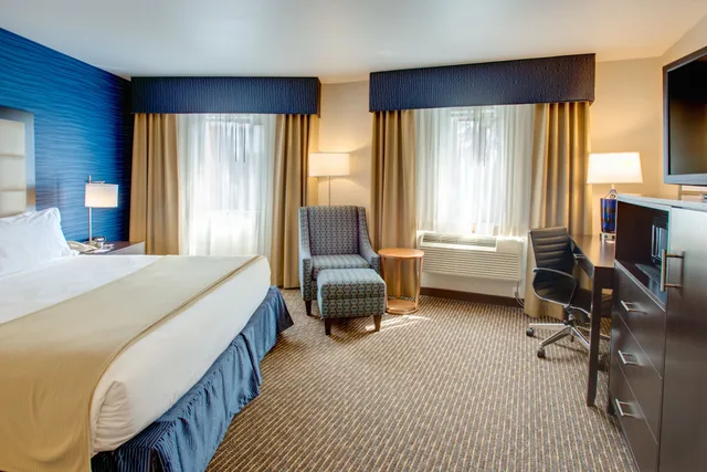 Standard, King Bed, Extra Floor Space, Holiday Inn Express Bellingham 4/6