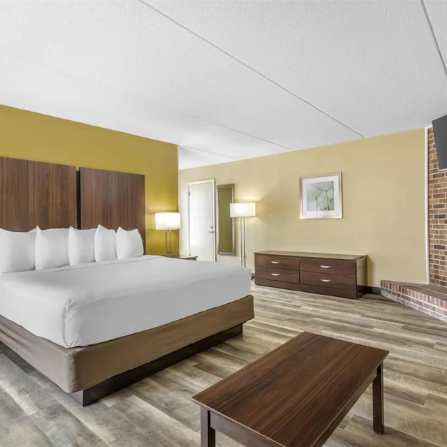 Room, King Bed, with View, Pool Access، Best Western Plaza Inn 1/6